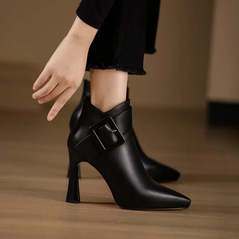 CARLA - Botines de Piel Vegana con Maxi Hebilla y Tacón Esculpido de 10 cm