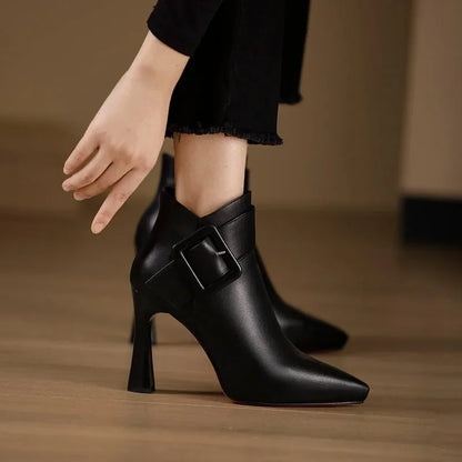 CARLA - Botines de Piel Vegana con Maxi Hebilla y Tacón Esculpido de 10 cm