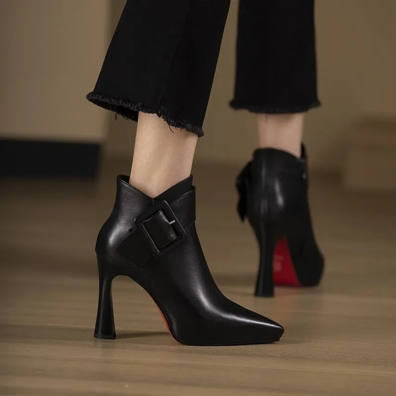CARLA - Botines de Piel Vegana con Maxi Hebilla y Tacón Esculpido de 10 cm