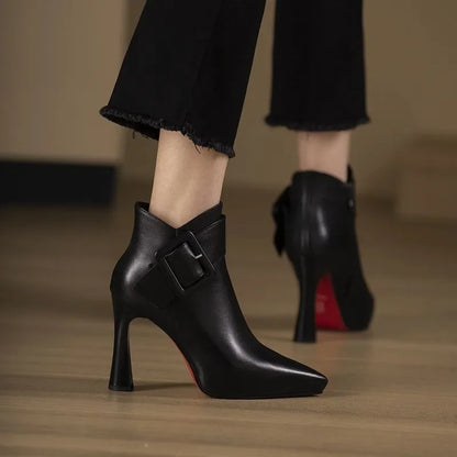 CARLA - Botines de Piel Vegana con Maxi Hebilla y Tacón Esculpido de 10 cm