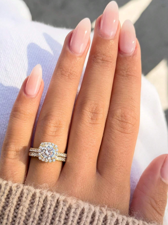 Marina – Anillo Clásico Dorado con Zirconia Cúbica