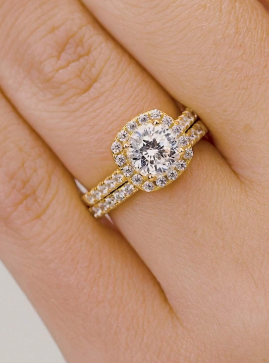 Marina – Anillo Clásico Dorado con Zirconia Cúbica