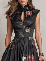 Esmeralda | Elegante Vestido Midi Plisado de Satén Negro con Estampado Floral y Cuello con Abertura