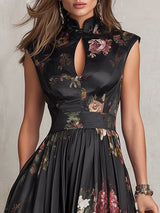 Esmeralda | Elegante Vestido Midi Plisado de Satén Negro con Estampado Floral y Cuello con Abertura