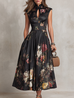Esmeralda | Elegante Vestido Midi Plisado de Satén Negro con Estampado Floral y Cuello con Abertura