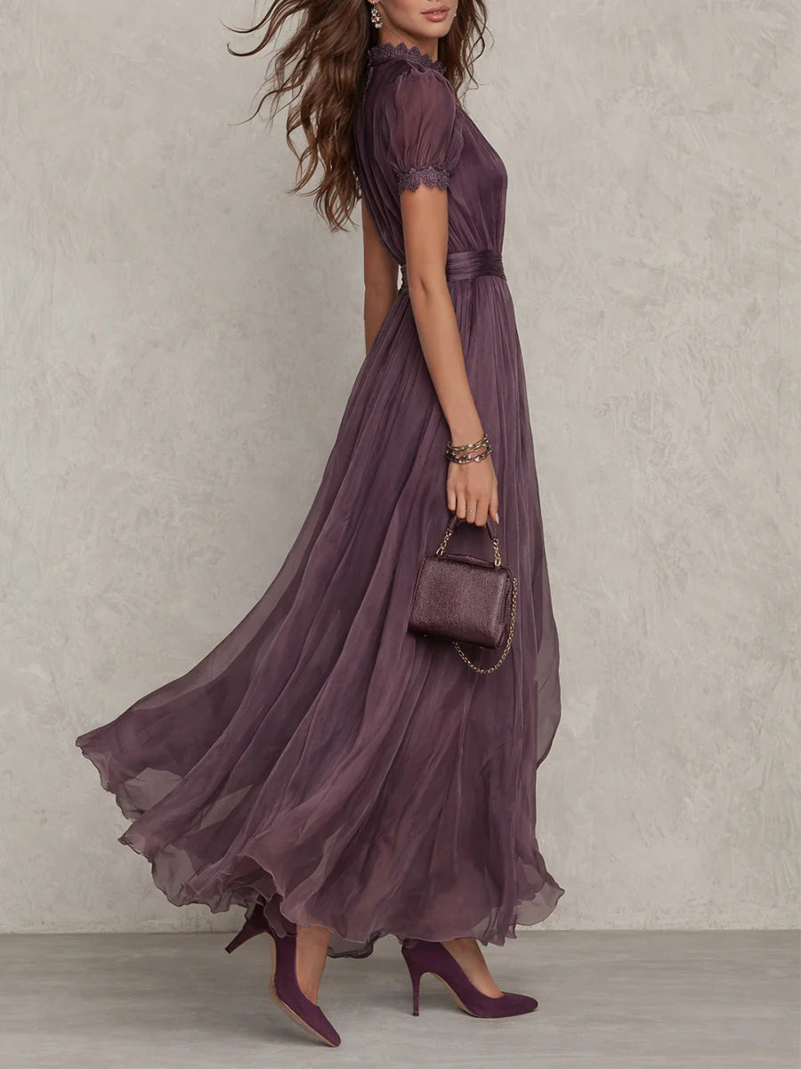 Vestido Largo de Gasa Morado con Escote en Forma de Ojo de Cerradura y Elegante Ribete de Encaje