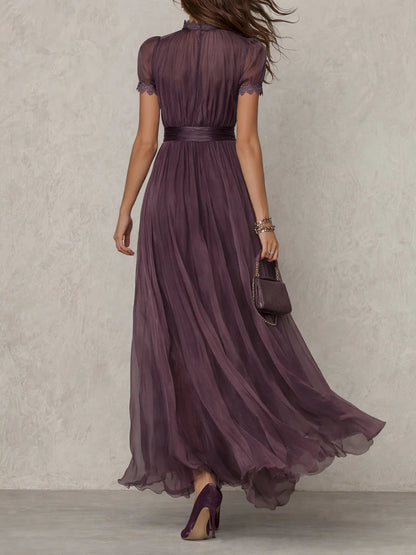 Vestido Largo de Gasa Morado con Escote en Forma de Ojo de Cerradura y Elegante Ribete de Encaje