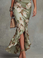Celestina | Elegante Vestido Largo de Satén Verde con Estampado Floral, Mangas Acampanadas con Volantes, Escote en V y Bajo Asimétrico