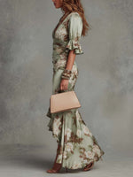 Celestina | Elegante Vestido Largo de Satén Verde con Estampado Floral, Mangas Acampanadas con Volantes, Escote en V y Bajo Asimétrico