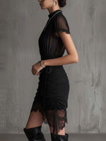 Noelia | Minivestido Plisado de Gasa Negra con Cintura Ribeteada de Encaje