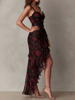 Ilara | Elegante Vestido Negro y Rojo con Estampado Floral y Volantes en el Bajo