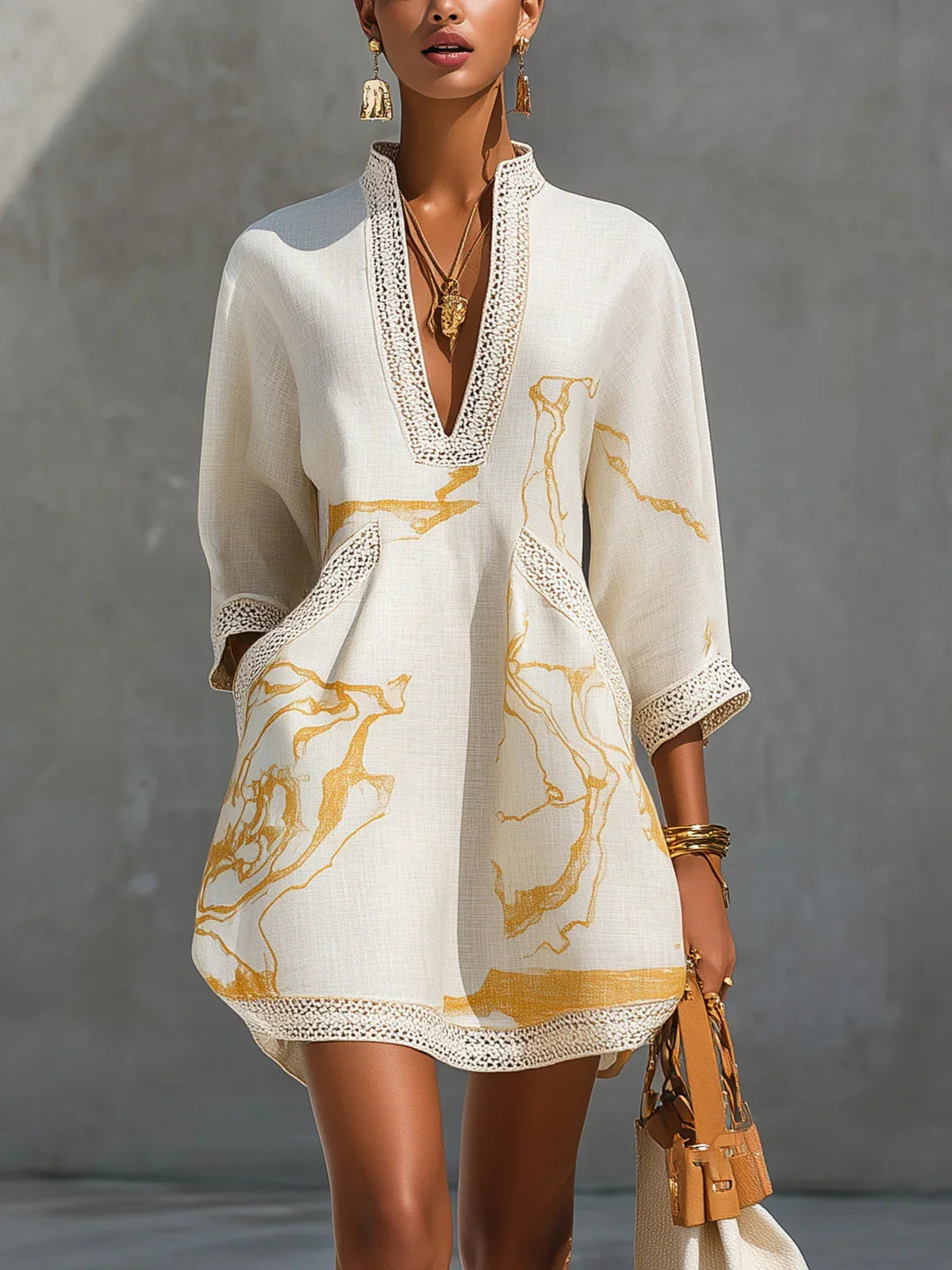 Renata - Vestido corto de encaje con estampado dorado y escote pronunciado en V