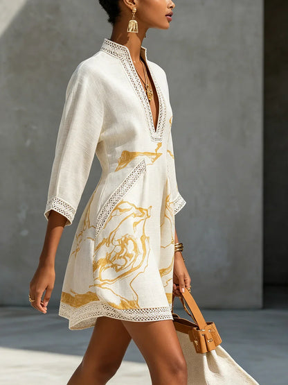 Renata - Vestido corto de encaje con estampado dorado y escote pronunciado en V