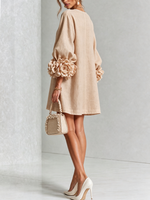 Vestido mini blanco con botones florales y mangas florales llamativas