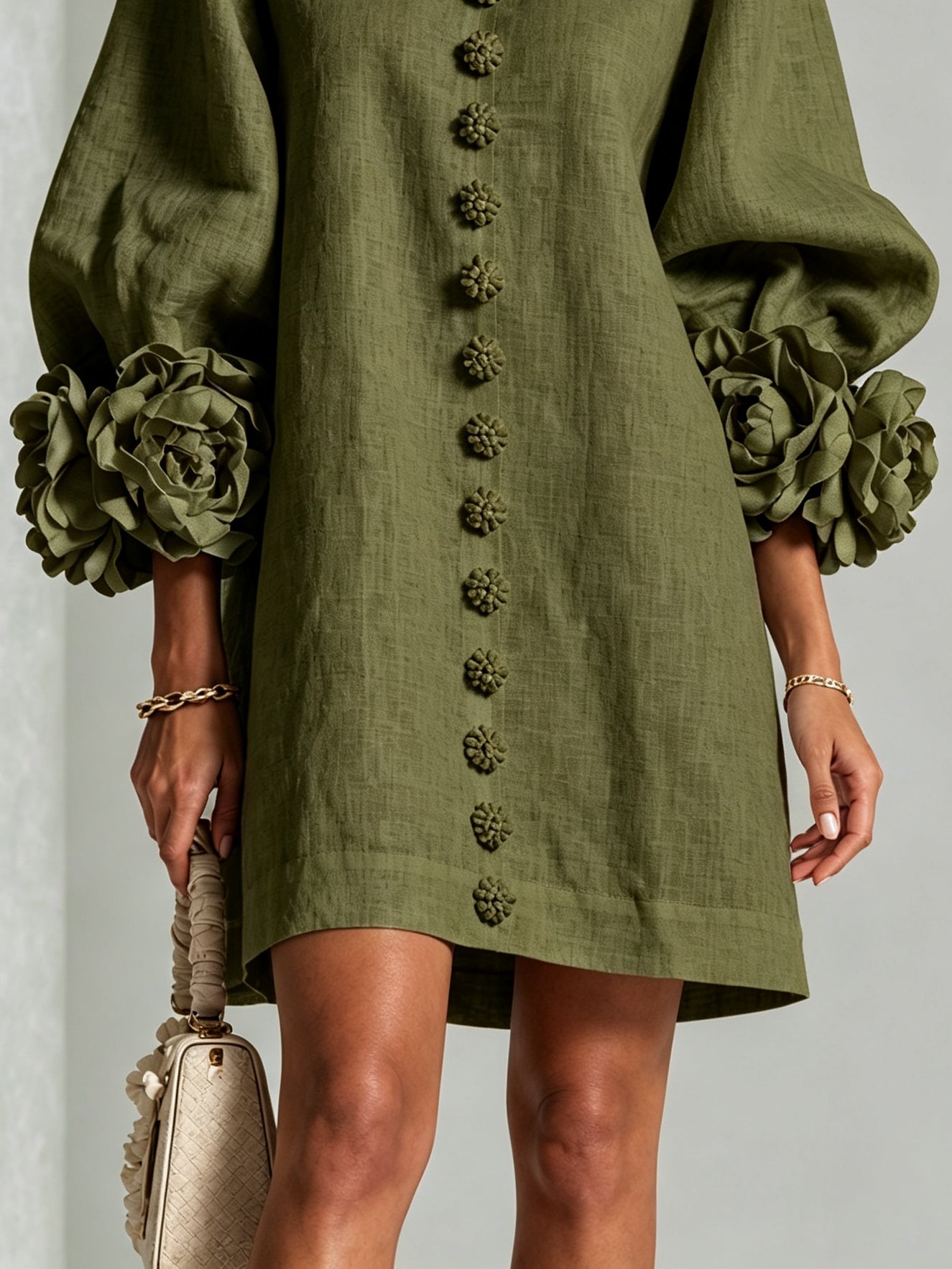 Vestido mini camisero floral verde oliva con puños florales llamativos