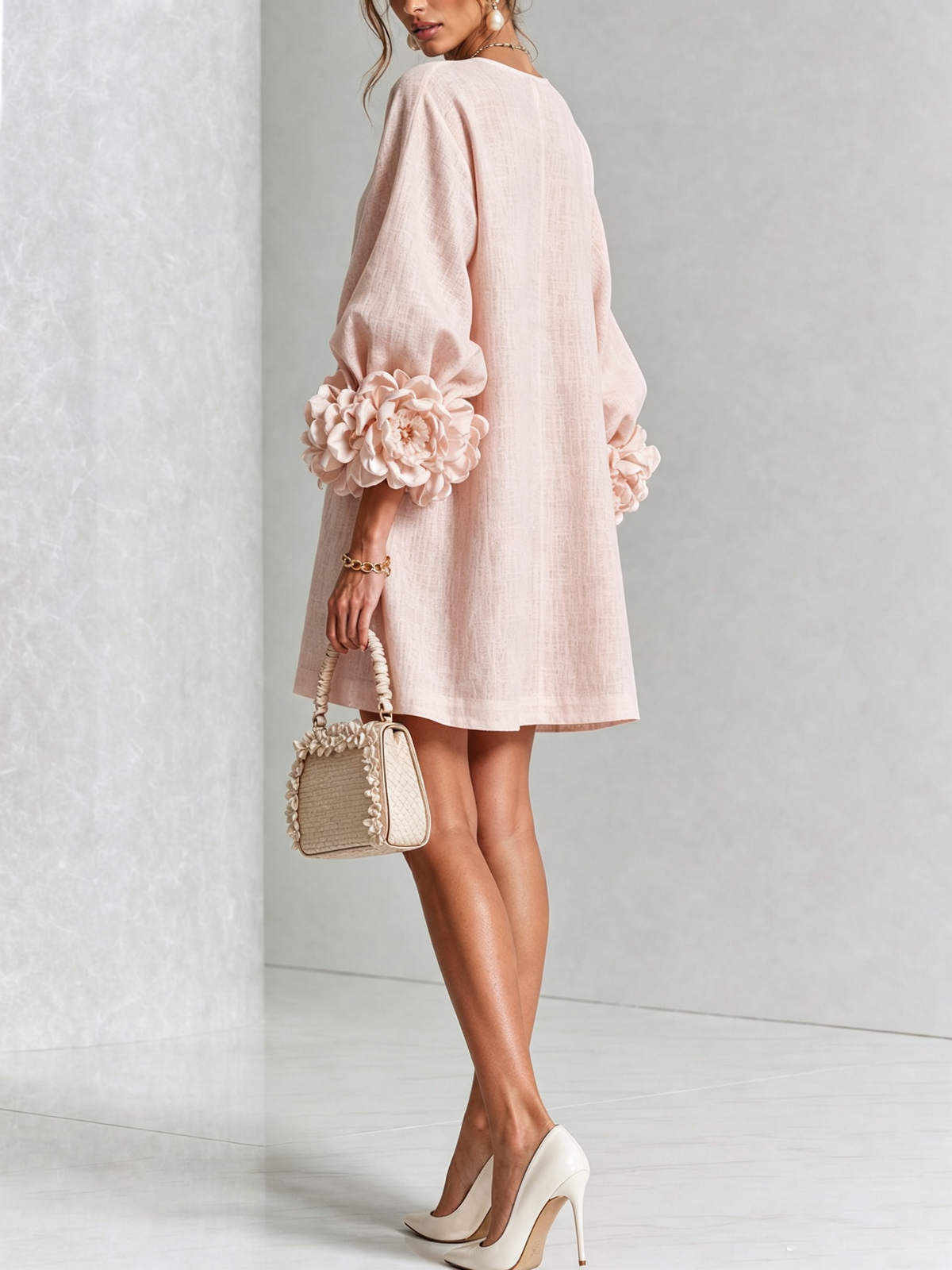 Vestido mini blanco con botones florales y mangas florales llamativas