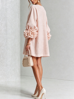 Vestido mini blanco con botones florales y mangas florales llamativas