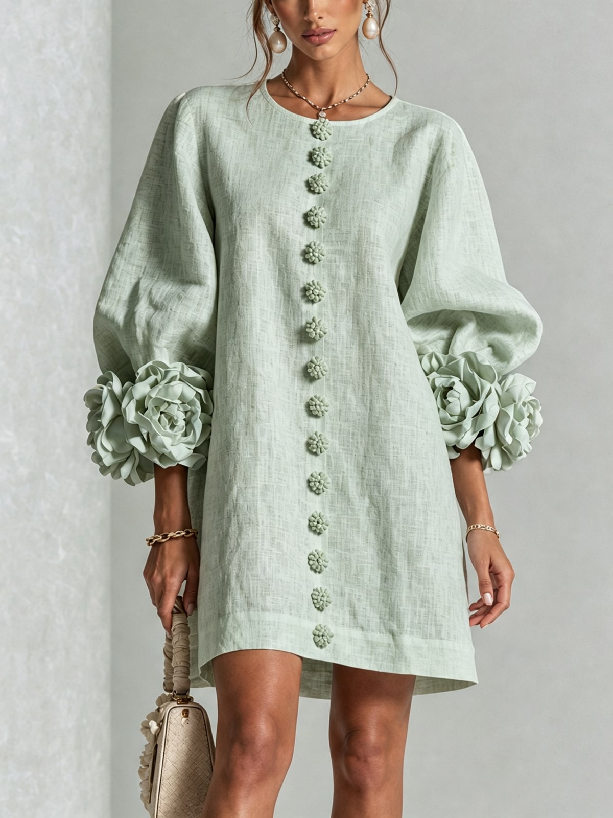 Vestido mini blanco con botones florales y mangas florales llamativas
