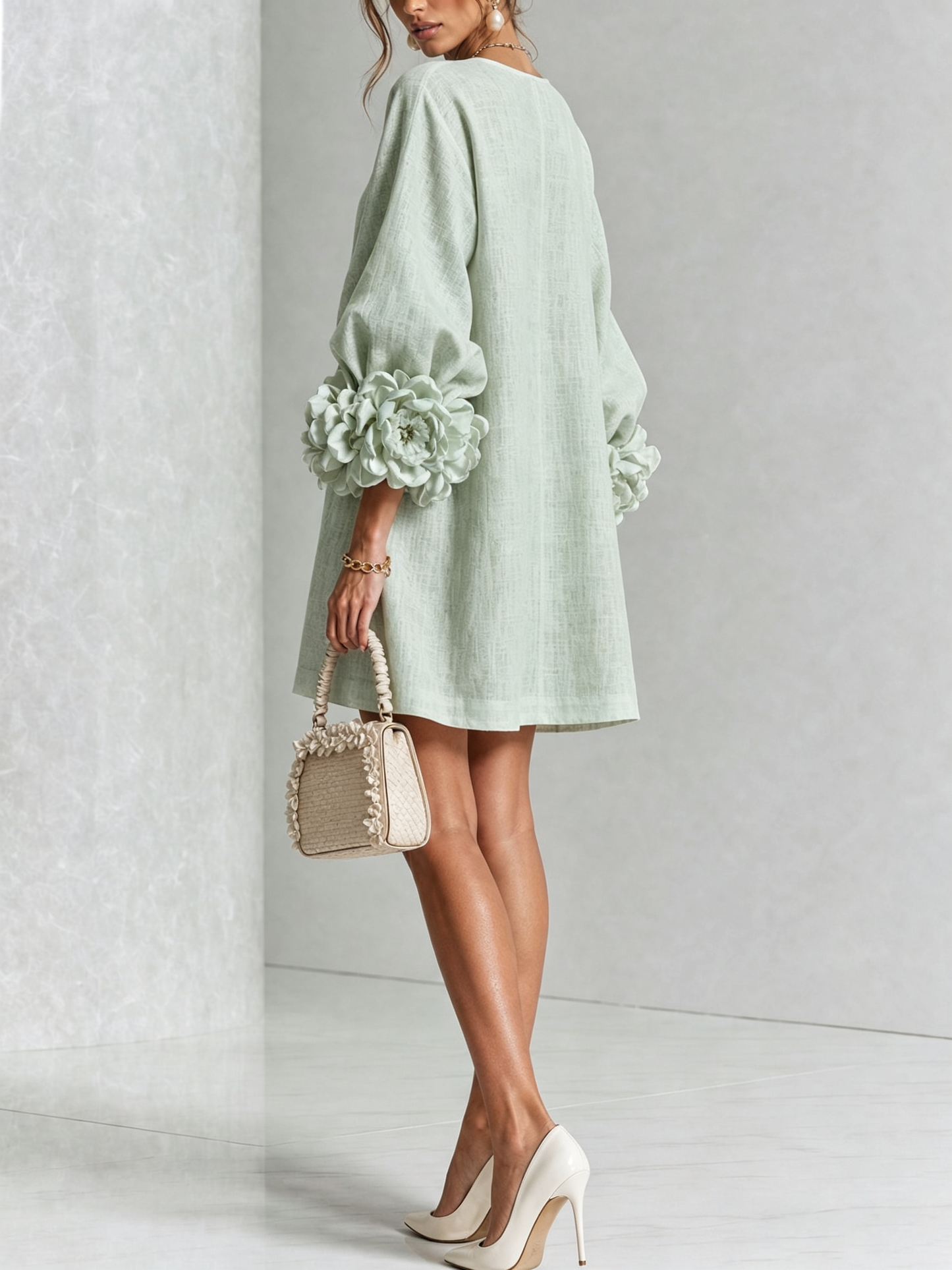 Vestido mini blanco con botones florales y mangas florales llamativas