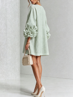 Vestido mini blanco con botones florales y mangas florales llamativas