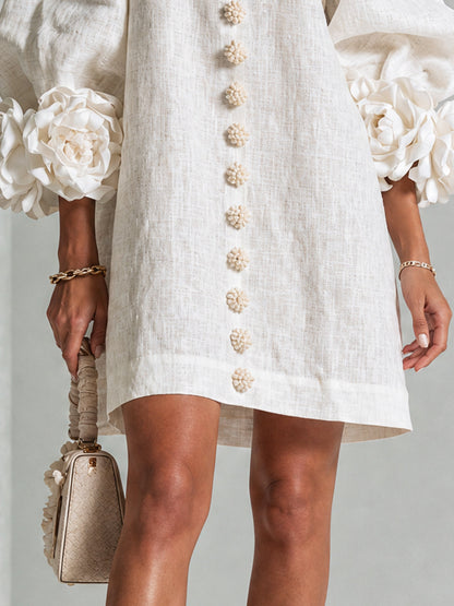 Vestido mini blanco con botones florales y mangas florales llamativas