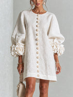 Vestido mini blanco con botones florales y mangas florales llamativas