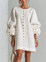 Vestido mini blanco con botones florales y mangas florales llamativas