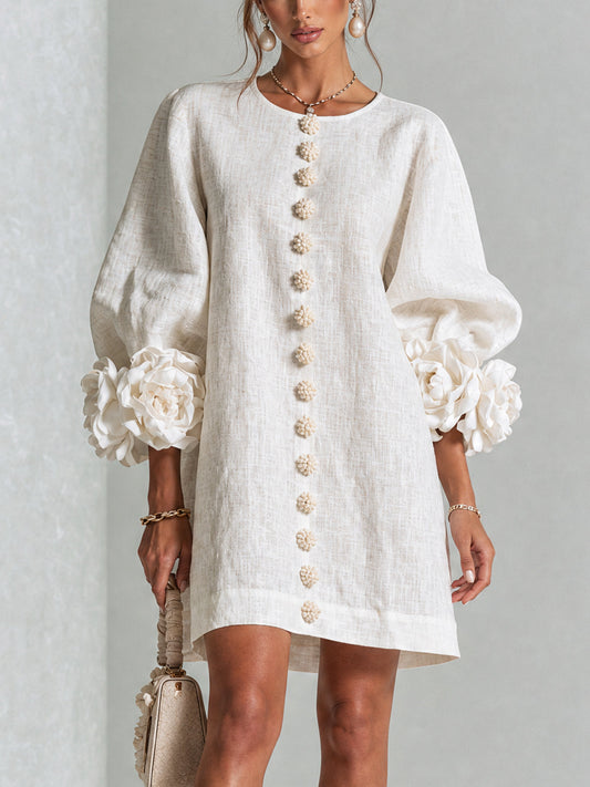 Vestido mini blanco con botones florales y mangas florales llamativas