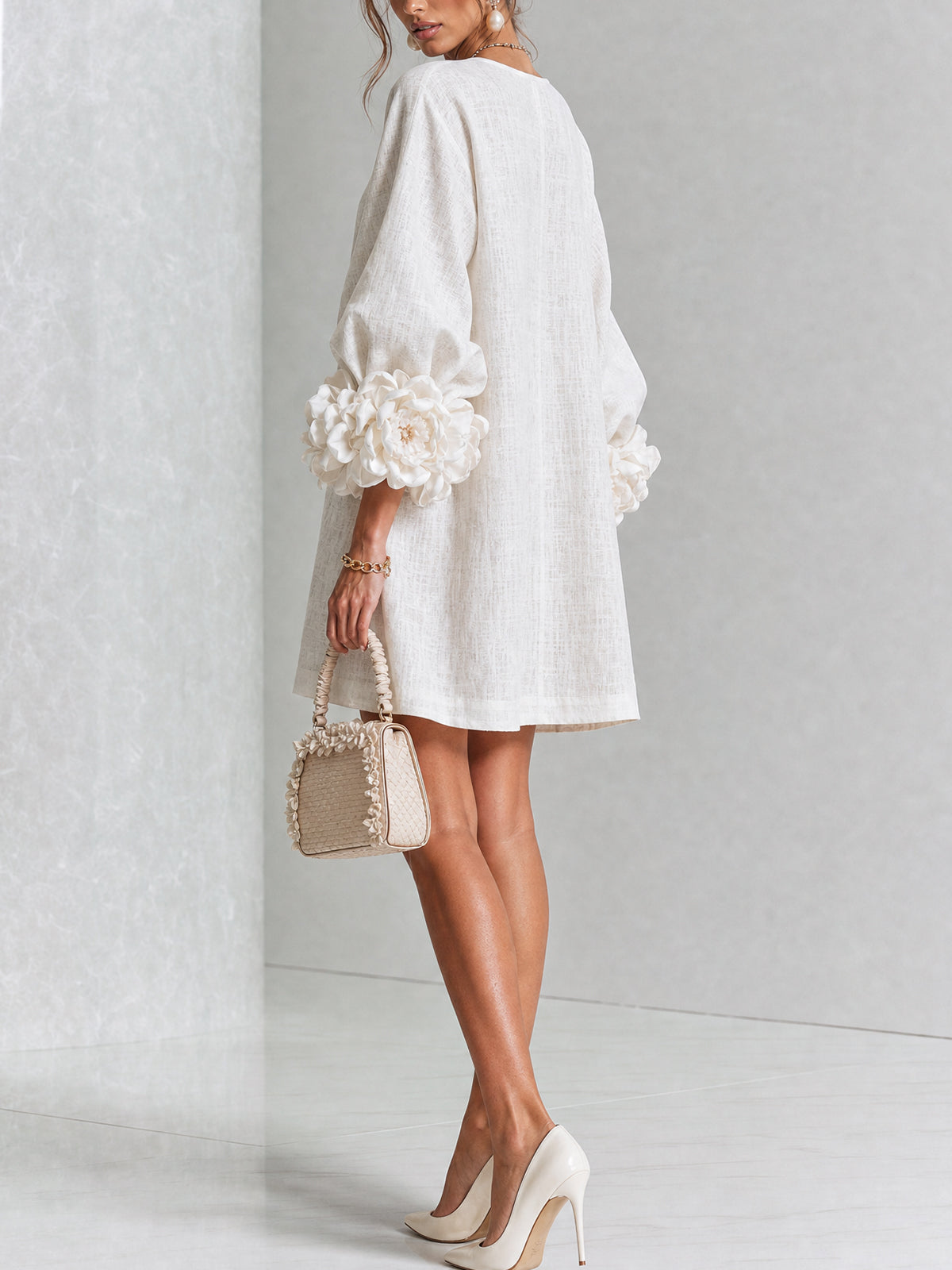 Vestido mini blanco con botones florales y mangas florales llamativas