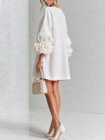 Vestido mini blanco con botones florales y mangas florales llamativas