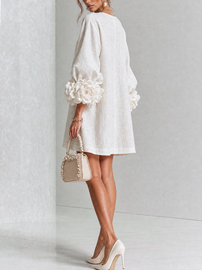 Vestido mini blanco con botones florales y mangas florales llamativas