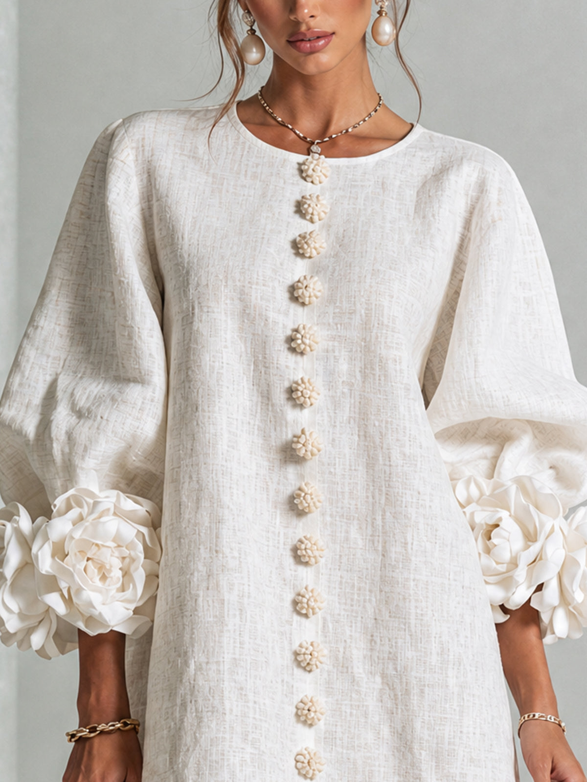Vestido mini blanco con botones florales y mangas florales llamativas