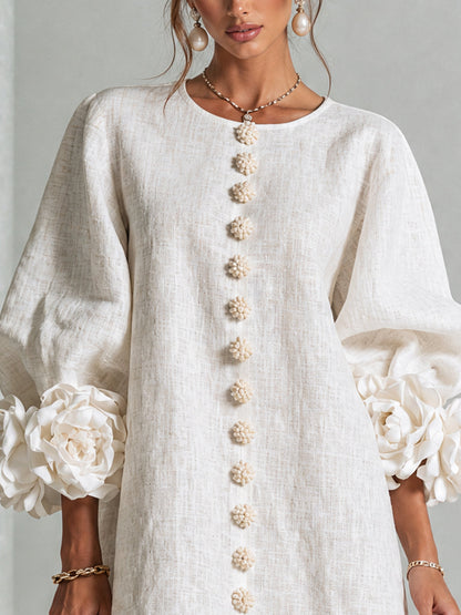 Vestido mini blanco con botones florales y mangas florales llamativas