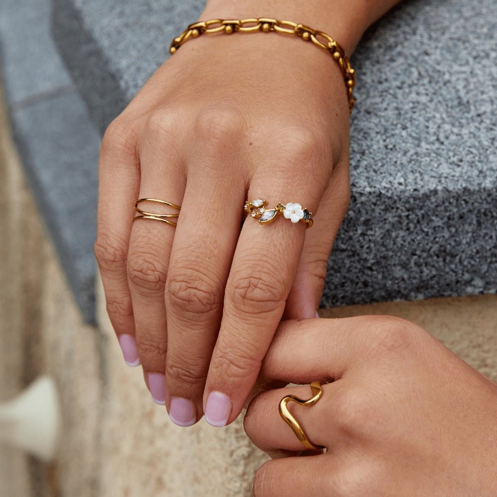 Anillo Flor blanca cristalina detalle