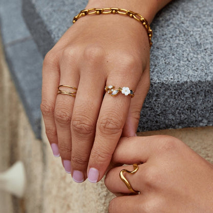 Anillo Flor blanca cristalina detalle