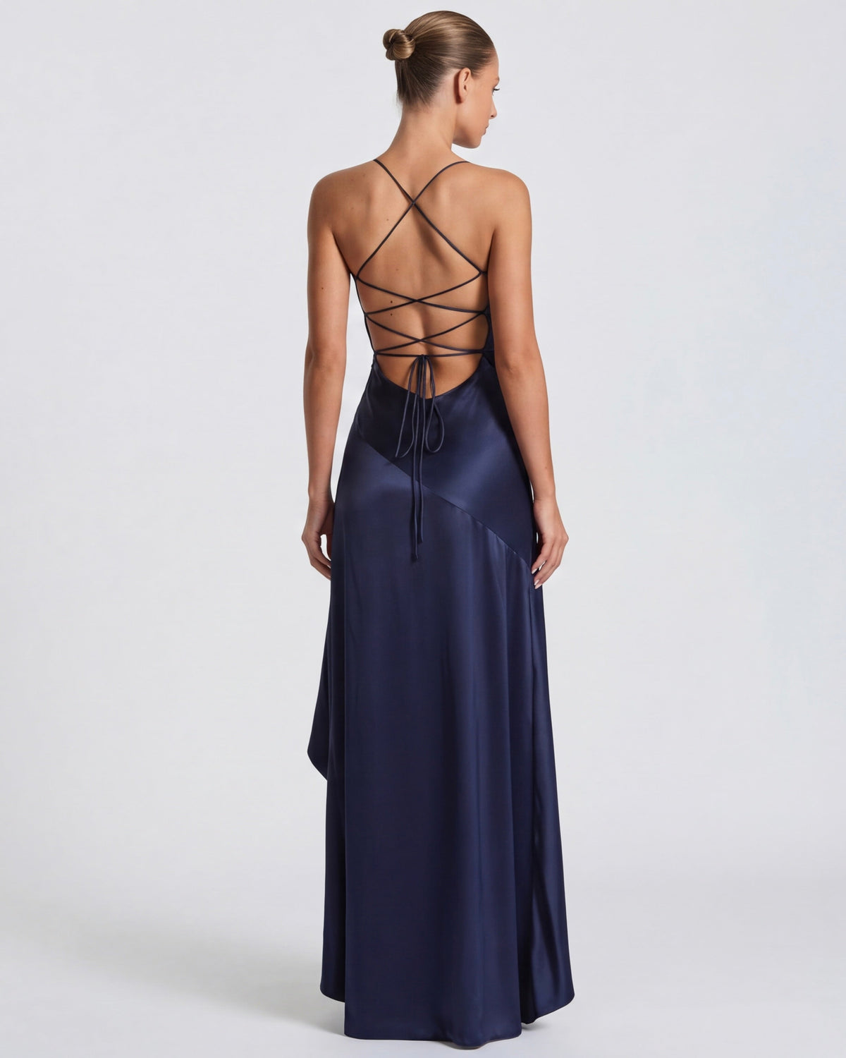 MUSE GOWN - Vestido Maxi Satinado con Espalda Cruzada y Abertura