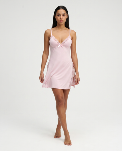LUCÍA - Camisón de Encaje con Abertura Lateral