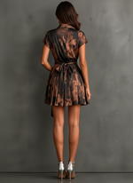 Chiara | Vestido Corto Cruzado con Estampado Abstracto, Marrón